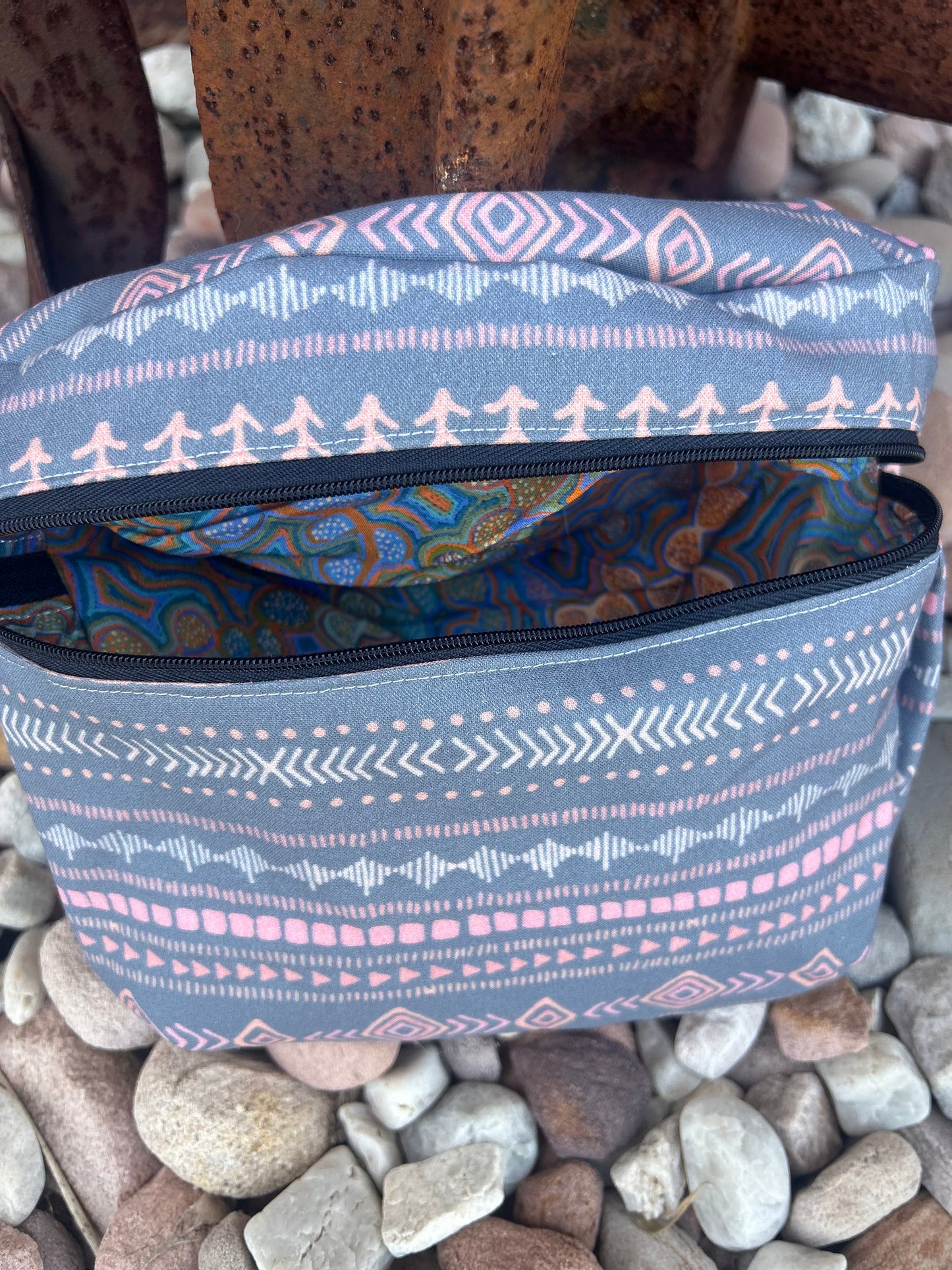 Saddle sack- geo stripe