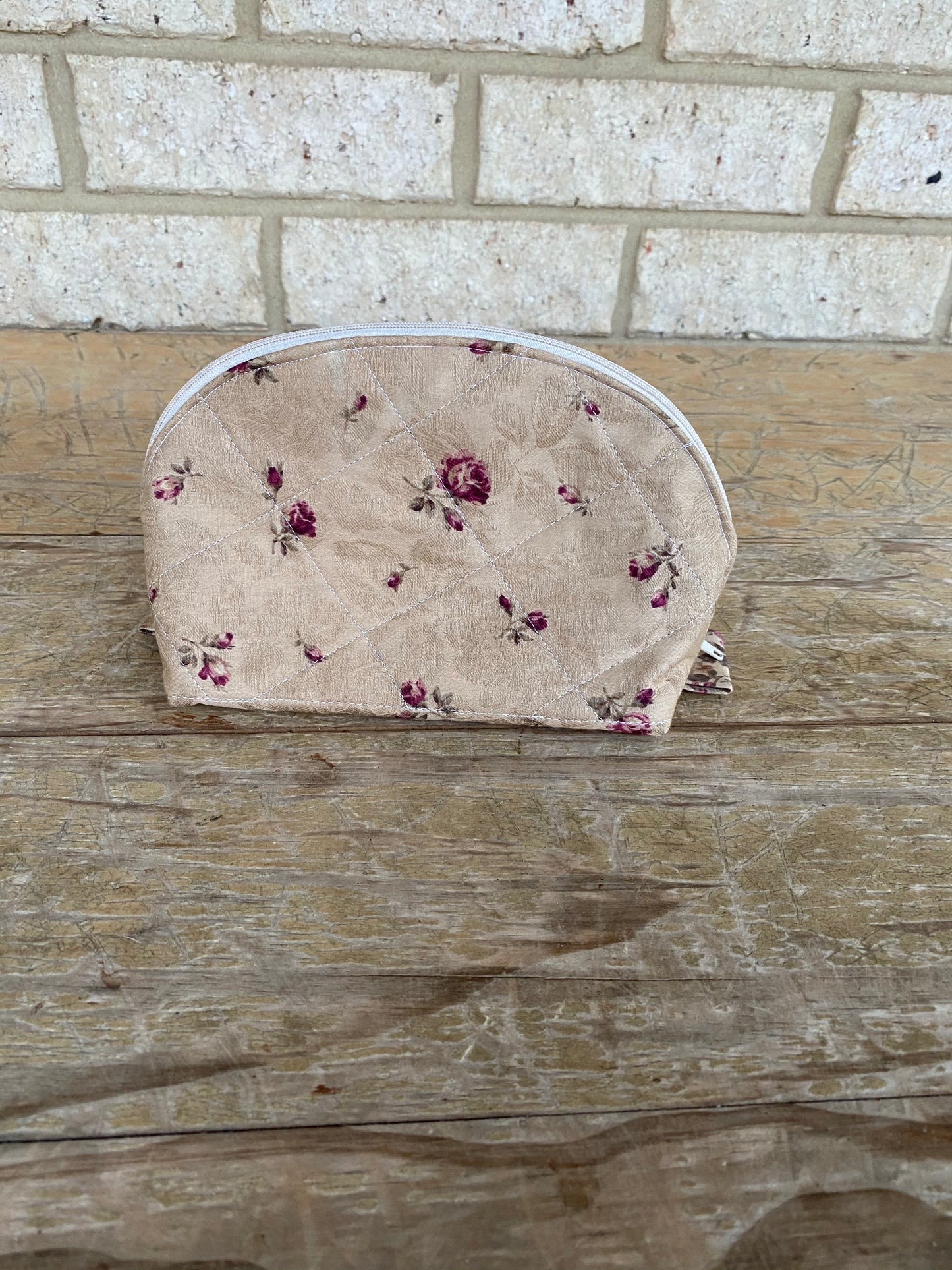 Clam zipper pouch- Red Roses (Large)