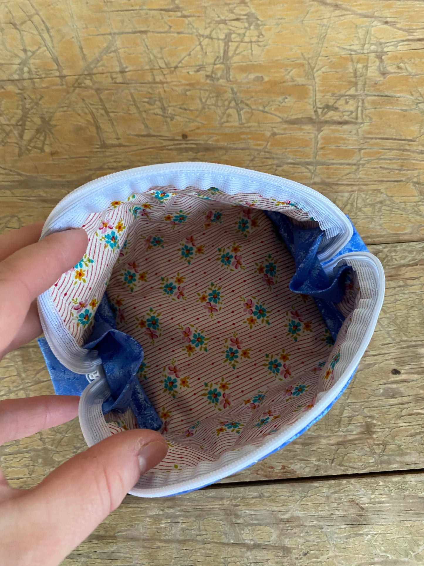 Clam zipper pouch- blue/ turquoise (medium)